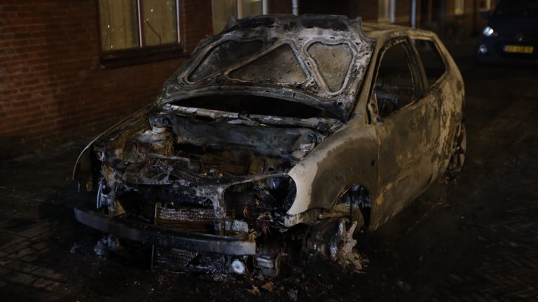 Van de auto die aan de Julianastraat in Boxtel geparkeerd was, bleef weinig over (foto: Sander van Gils/SQ Vision).