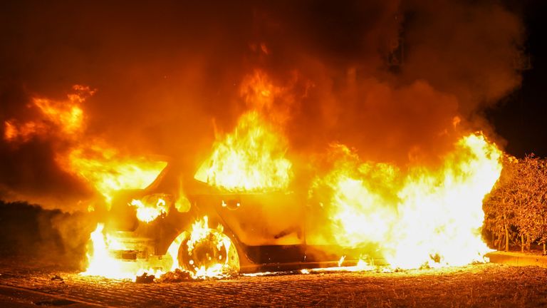 De autobrand aan de Rosa Parksweg in Oss werd rond vijf uur vrijdagnacht ontdekt (foto: Gabor Heeres/SQ Vision).