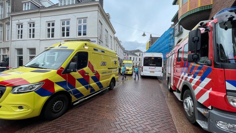 Zes mensen die stonden te wachten bij de bushalte, raakten gewond (foto: Bart Meesters / SQ Vision).