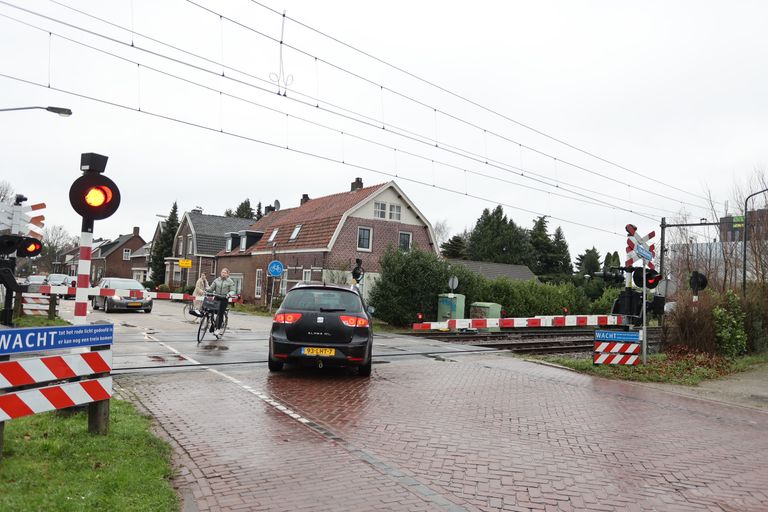 Vanwege de seinstoring gingen de spoorbomen, zoals hier in Helvoirt, dicht (foto: Bart Meesters).