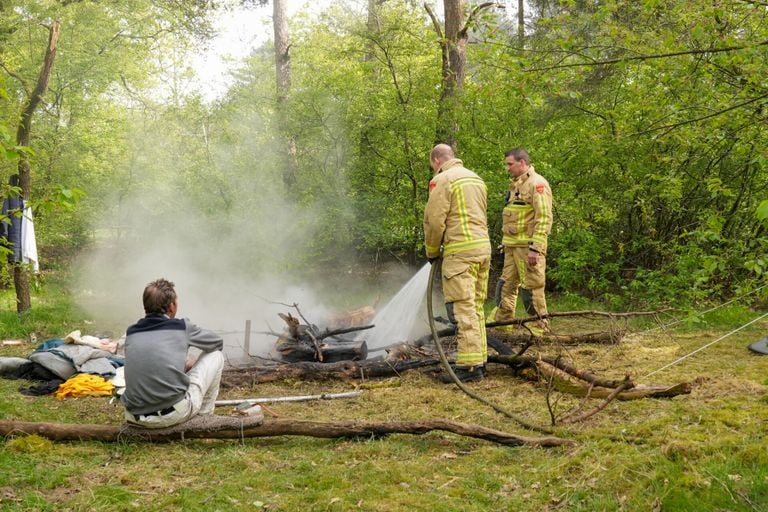 Er bleek sprake van een uit de hand gelopen kampvuur aan de Straakvense Heideweg in Helmond (foto: Harrie Grijseels/SQ Vision).