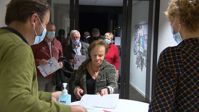 Mensen stonden in Diessen in de rij voor hun griepprik. 