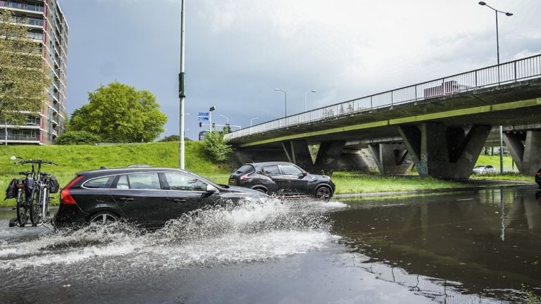 Een ondergelopen tunnel in Eindhoven (foto: SQ Vision).