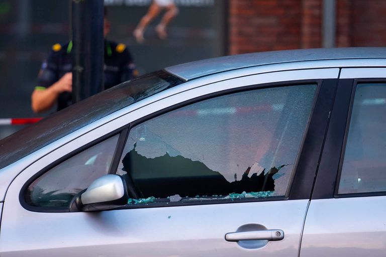 Ook een auto werd geraakt (foto: Gabor Heeres/SQ Vision).