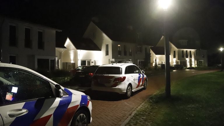 De politie kwam met meerdere eenheden naar de Dijkskruin in Cuijk (foto: SKL-Media).