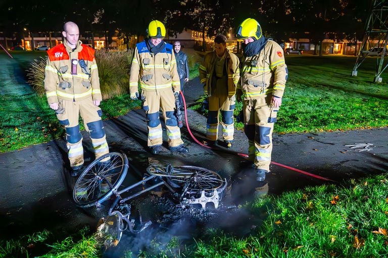 Van de fiets in Oss bleef weinig over (foto: Gabor Heeres/SQ Vision).