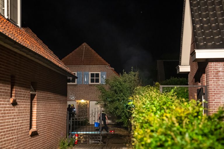 De brandweer kon voorkomen dat het vuur aan de Achterstraat in Vlijmen zou overslaan naar een schuur (foto: Iwan van Dun/SQ Vision).