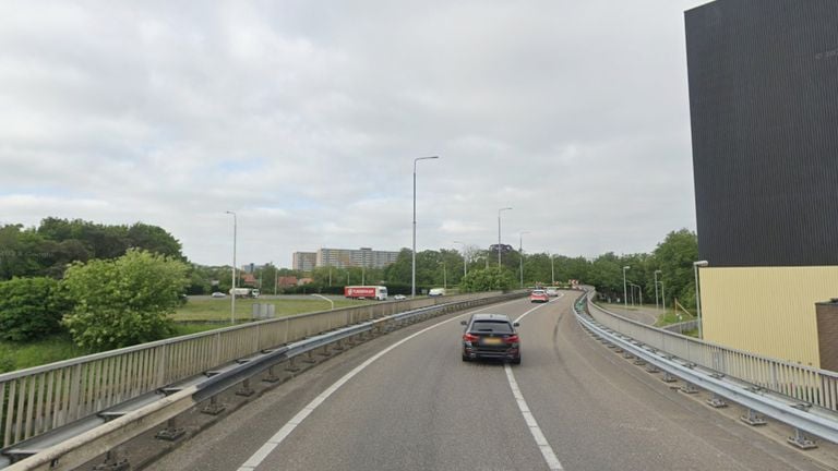 De plek waar de vrachtwagen naar beneden viel (foto: Google Maps).