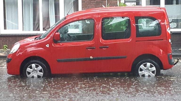 Straat ondergelopen in Loon op Zand (foto: Mireille van den Hurck)