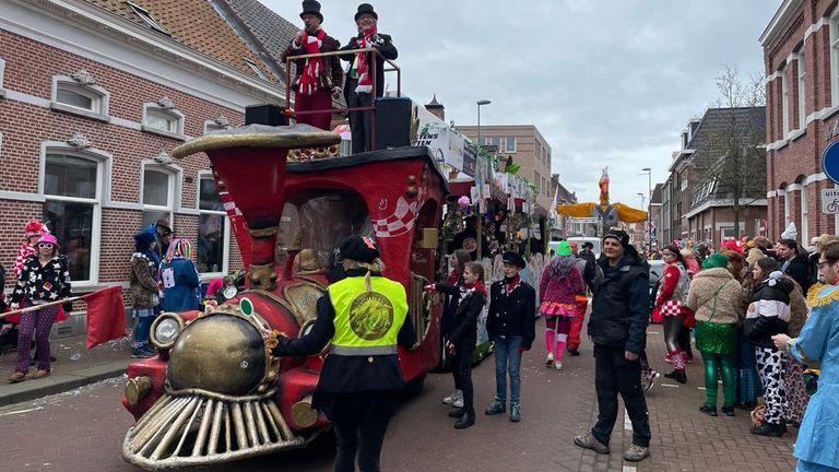 De optocht is begonnen (foto: Rene van Hoof).