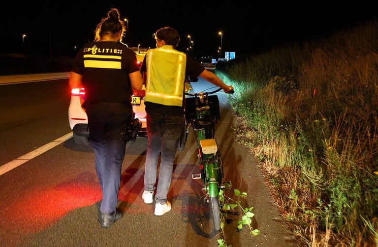 Agenten begeleidden de man naar de Rembrandtlaan in Vught (foto: Bart Meesters).