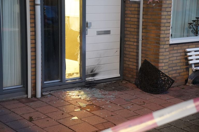 Glasscherven liggen op de grond in Den Bosch na een explosie. (Foto: Bart Meesters / Persbureau Heitink)