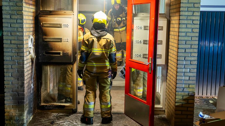 De portiek van de flat in Oss raakte aanzienlijk beschadigd bij de brand (foto: Gabor Heeres/SQ Vision).