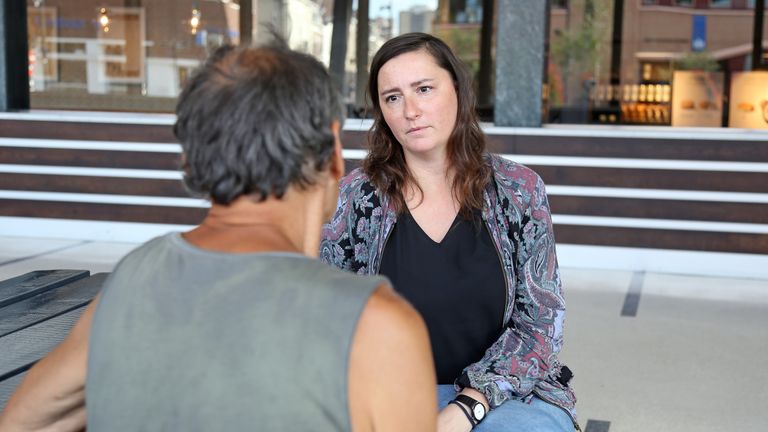 Anna Bartmann in gesprek met een van de dakloze Polen in Tilburg (foto: Karin Kamp).