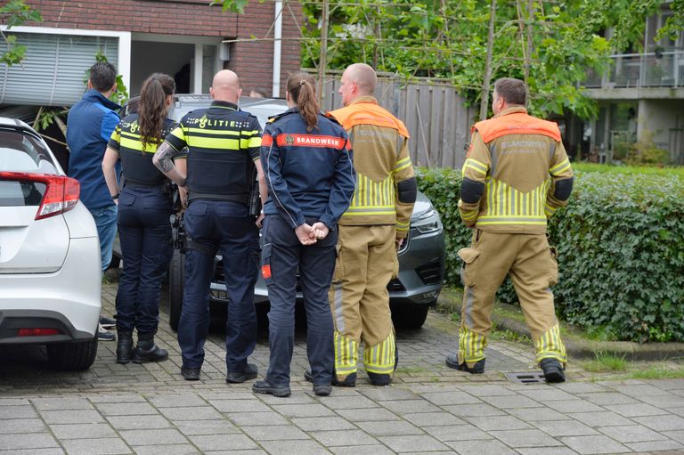 Diverse hulpverleners kwamen naar de Koekoekstraat in Breda na het ongeluk (foto: Perry Roovers/SQ Vision).