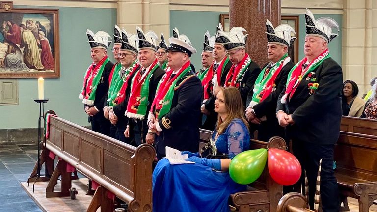 De voltallige Raad van Elf  wordt toegesproken (foto: Omroep Brabant).