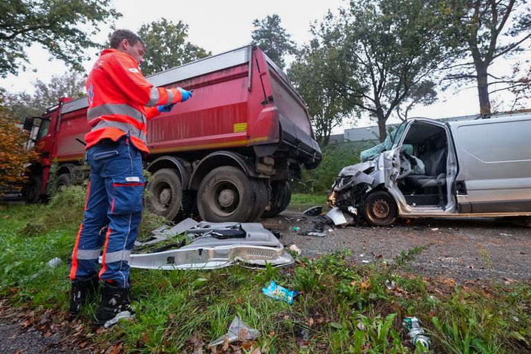 Hoe de bestuurder van de bestelbus op de stilstaande vrachtwagen kon botsen, wordt onderzocht (foto: Gabor Heeres/SQ Vision).