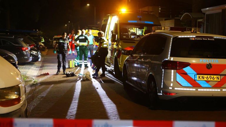 Het slachtoffer van de steekpartij is in een ambulance naar een ziekenhuis gebracht (foto: Bart Meesters/SQ Vision).