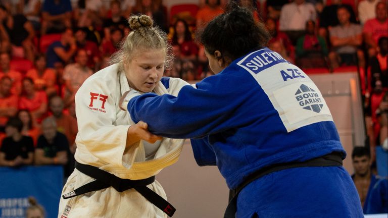 Paulien Sweers op de mat tegen een zwaargewicht uit Azerbeidzjan (foto: Geke van den Berg).