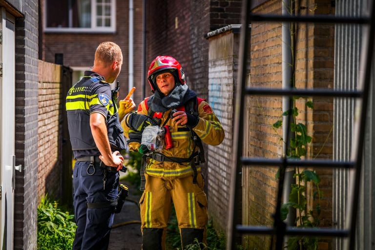 De brandweer had het vuur op het balkon snel onder controle (foto: SQ Vision).