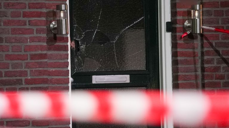 Een huis werd onder vuur genomen in Oss (foto: Gabor Heeres/SQ Vision).