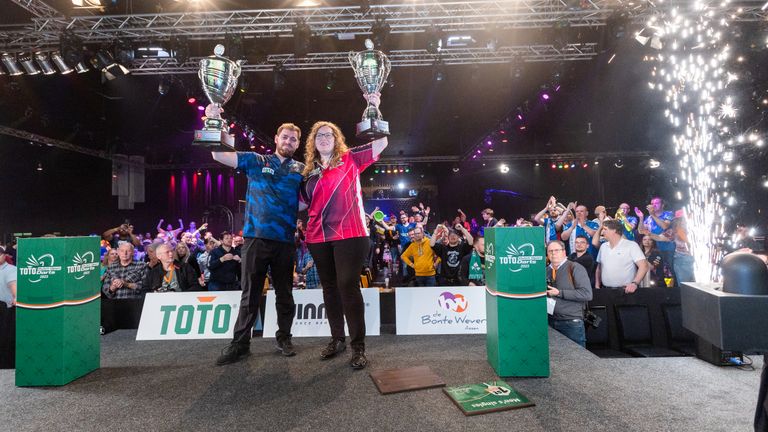 Berry van Peer en Aileen de Graaf vieren hun titel op het Dutch open darts in Assen (foto: Evert Zomer).