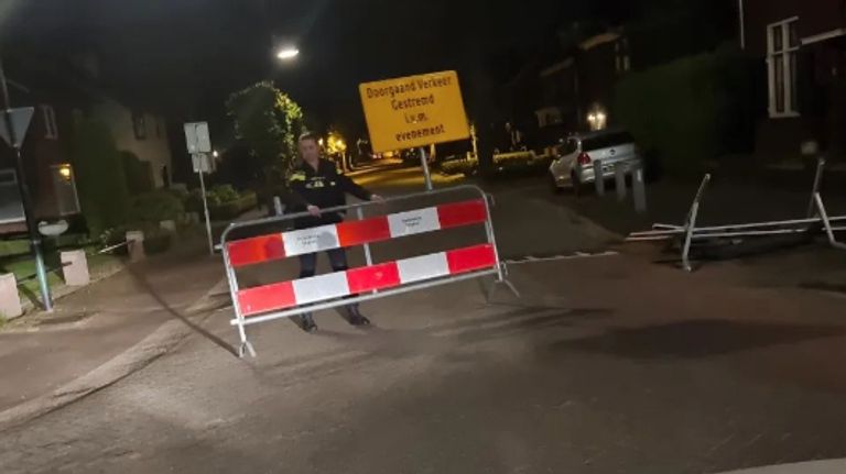 In Zijtaart en Keldonk waren mensen afgelopen nacht met verkeersboden aan de haal gegaan (foto: Instagram wijkagent Meierij).