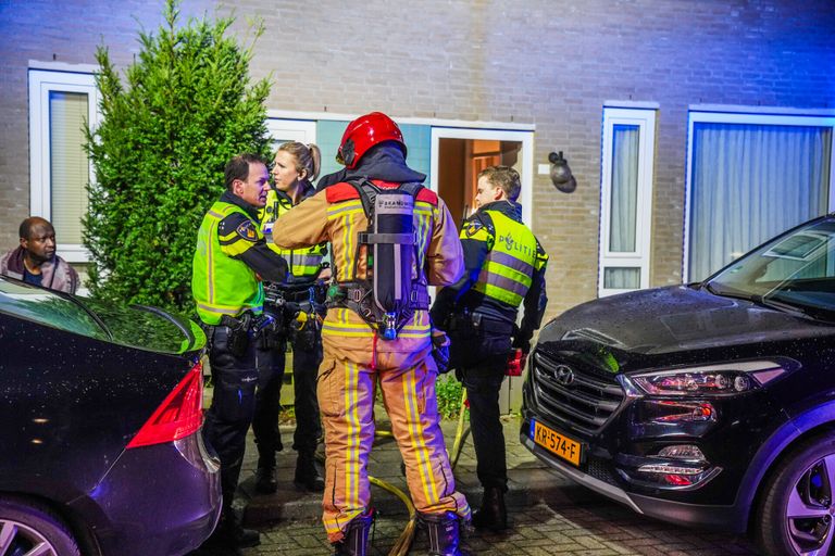 Het vuur woedde in een huis  aan de Ter Borghstraat in Geldrop (foto: Dave Hendriks/SQ Vision).