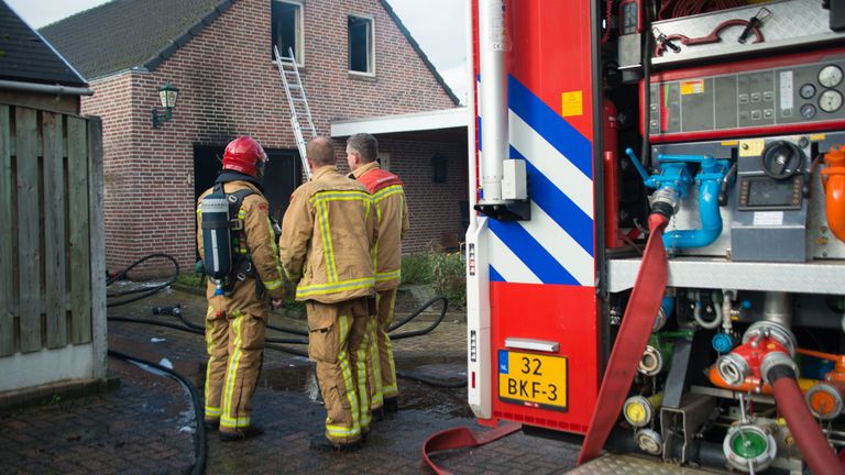 De brandweer bestreed het vuur aan de Rembrandt van Rijnstraat in Deurne (foto: Walter van Bussel/SQ Vision).