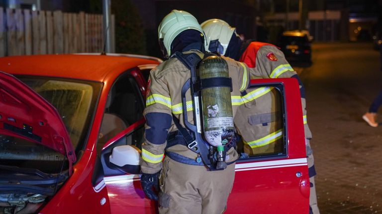 Brandweer controleert de auto in Oss. (Foto: Gabor Heeres)