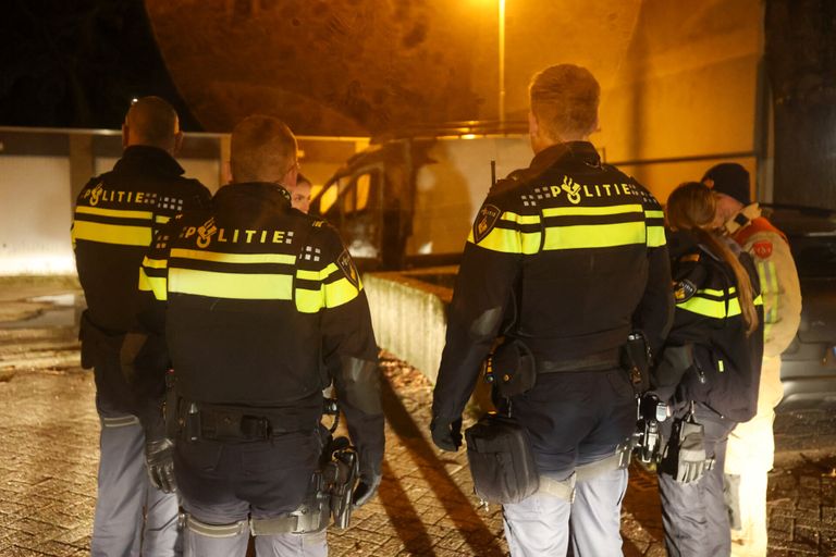 De politie doet onderzoek naar de brand aan de Urkhovenseweg in Eindhoven (foto: Arno van der Linden/SQ Vision).