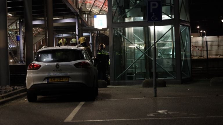 Verschillende hulpverleners werden opgeroepen om de jongeren uit de lift te krijgen (foto: Sander van Gils/SQ Vision).