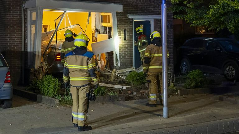 De brandweer bij het huis aan de Kromstraat in Oss (foto: Gabor Heeres/SQ Vision).