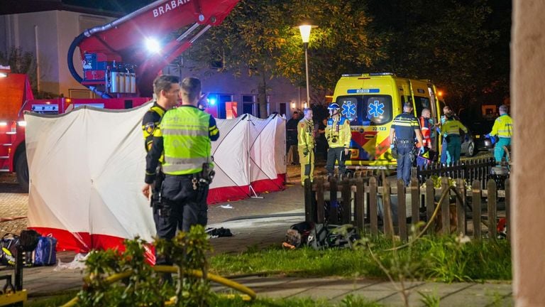 Diverse hulpdiensten werden opgeroepen vanwege de brand in huis aan de Dirck Boutsstraat in Helmond (foto: Harrie Grijseels/SQ Vision).