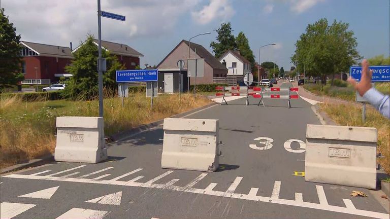 De wegafzetting in de Driehoefijzerstraat (foto: Omroep Brabant).