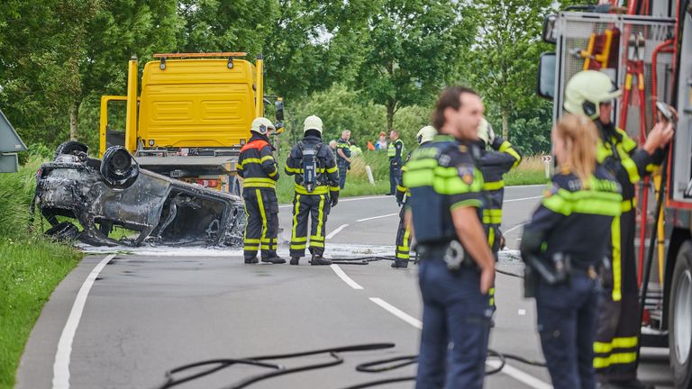 De brandweer bluste de auto in Etten-Leur (foto: Tom van der Put/SQ Vision).