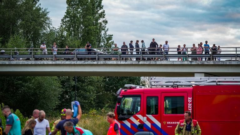 Diverse mensen bekeken de situatie op de Europaweg vanaf een viaduct, de politie stuurde hen weg (foto: SQ Vision).