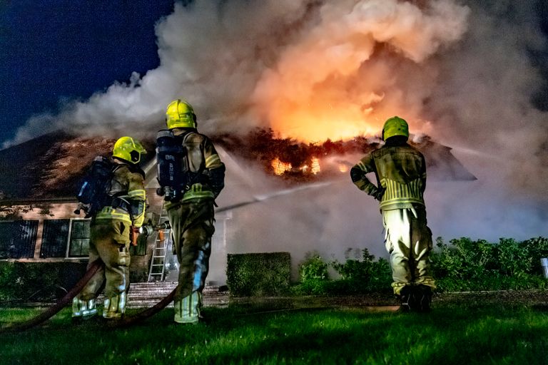 Bij de brand kwam veel rook vrij (foto: Marcel van Dorst/Eye4Images).