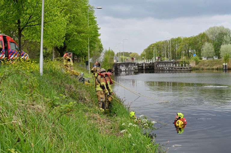 Vanaf de kant en in het water wordt gezocht (foto: Toby de Kort/SQ Vision).