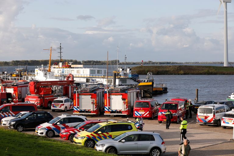 De haven staat vol met wagens en schepen van hulpdiensten (foto: Christian Traets/SQ Vision).