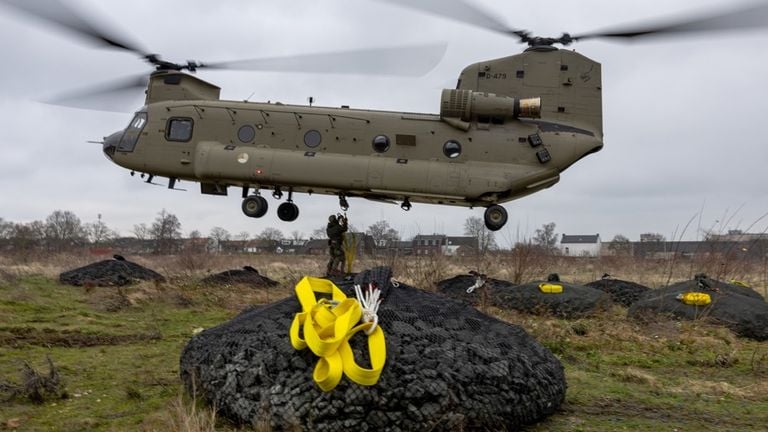 Chinooks van Gilze-Rijen helpen bij dam in Maastricht (foto: Defensie)