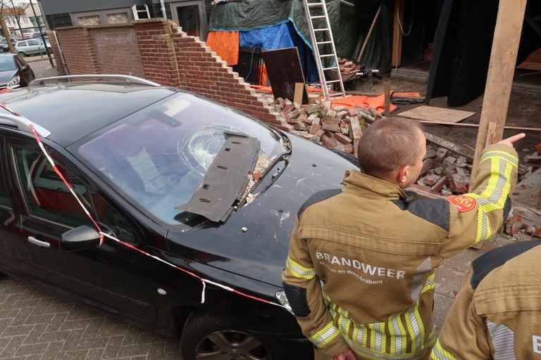 De wagen waarmee een vrouw een muurtje en een aanbouw ramde in Breda (foto: Perry Roovers/SQ Vision).