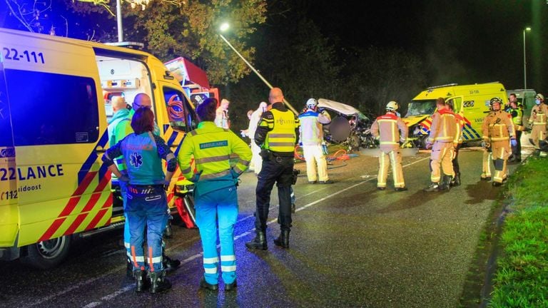 Diverse hulpverleners kwamen na de botsing naar de Heeklaan in Helmond (foto: Harrie Grijseels/SQ Vision).