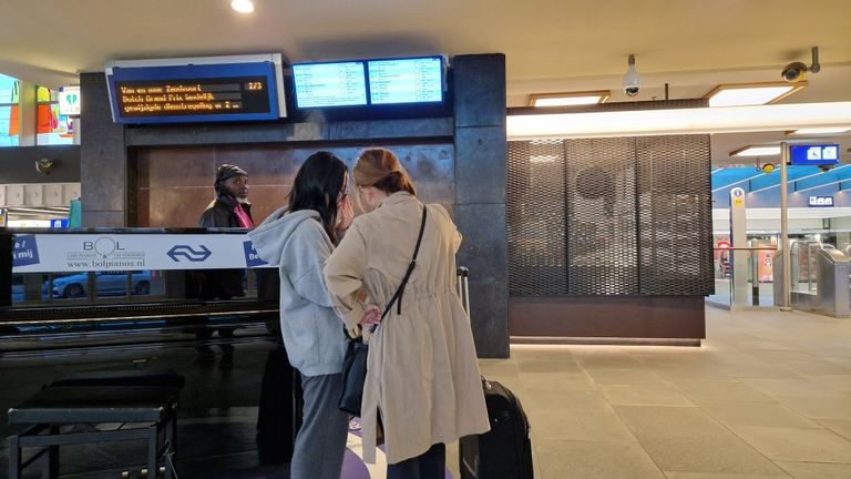 Het is rustig woensdagochtend op het station in Eindhoven:  een enkele toerist (foto: Noël van Hooft).