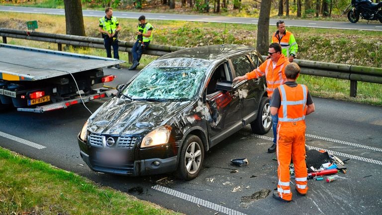 Nadat de wagen was rechtgezet, kon de auto worden afgevoerd (foto: Rico Vogels/SQ Vision).