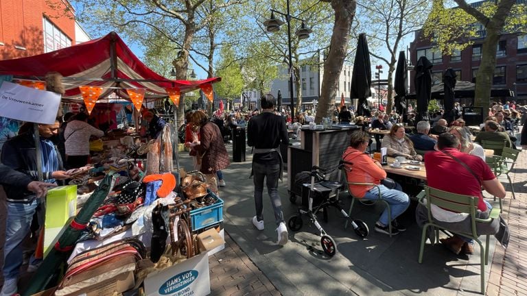 Naast drukte bij de horeca was het in Helmond ook druk op de markt (foto: René van Hoof).