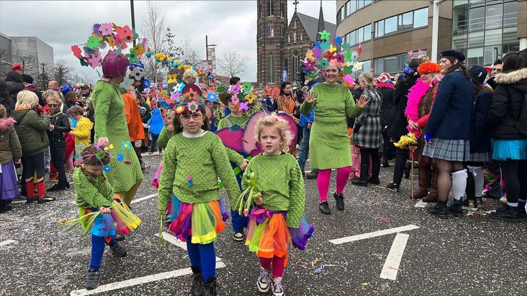 Bloemenkinderen in Lampegat (foto: Lobke Kapteijns).