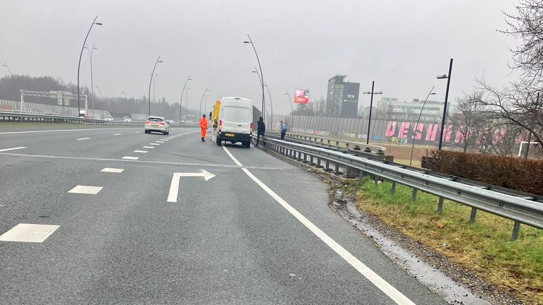 De bestelbus strandde op de A2 bij Eindhoven (foto: X/Wis_Robert).