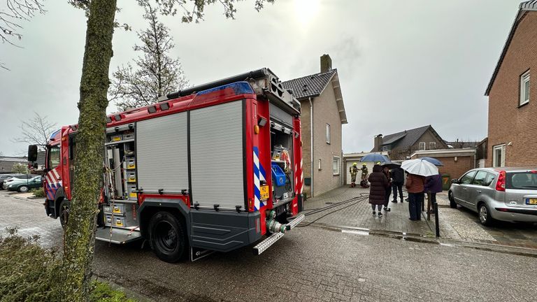 De brandweer en pottenkijkers bij het huis in Esch (foto: Sander van Gils/SQ Vision Mediaprodukties).