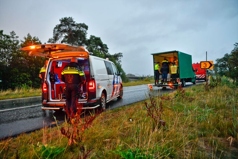 De politie was urenlang bezig met het transportbusje op de afslag Veldhoven van de A67 (foto: Rico Vogels/SQ Vision).